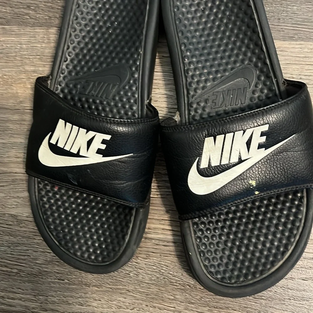 Nike sleek black
